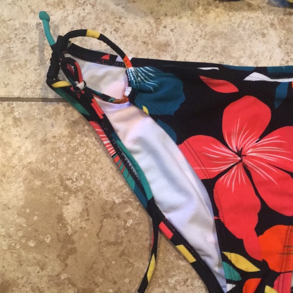 **Brand New Roxy Bikini** - Picture 4 of 5